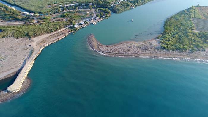 Mendirek nedeniyle caretta kumsalı 100 metre eridi