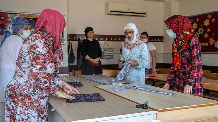Gönüllü kadınlar sınıfları atölyeye çevirip, yangın bölgesi için şalvar dikiyor