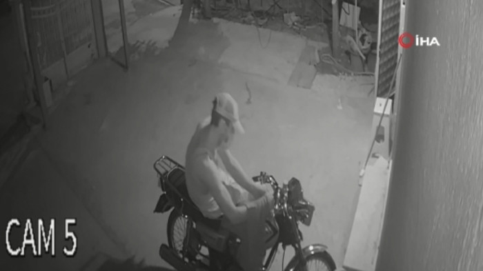 Motosiklet hırsızının rahat tavırları pes dedirtti 