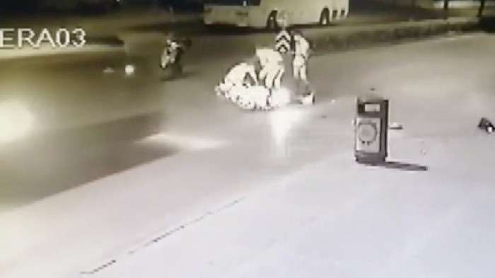 Minib&uuml;s, yerde yatan kazazedeye yardım i&ccedil;in koşan vatandaşların arasına daldı 