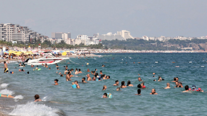 Antalya'da nem yüzde 90'a ulaştı, vatandaşlar denize akın etti 