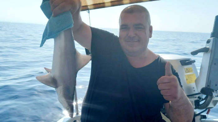 Balıkçılardan örnek davranış: Ağa takılan yavru köpek balığını kurtardılar