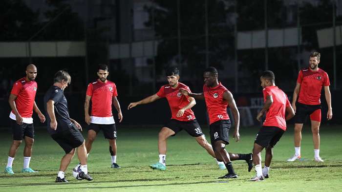 Aytemiz Alanyaspor, B&uuml;lent Korkmaz g&ouml;zetiminde ilk idmanını yaptı