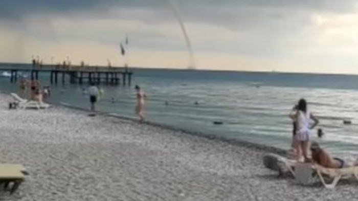 Antalya’da denizde çıkan hortum turistleri korkutmadı