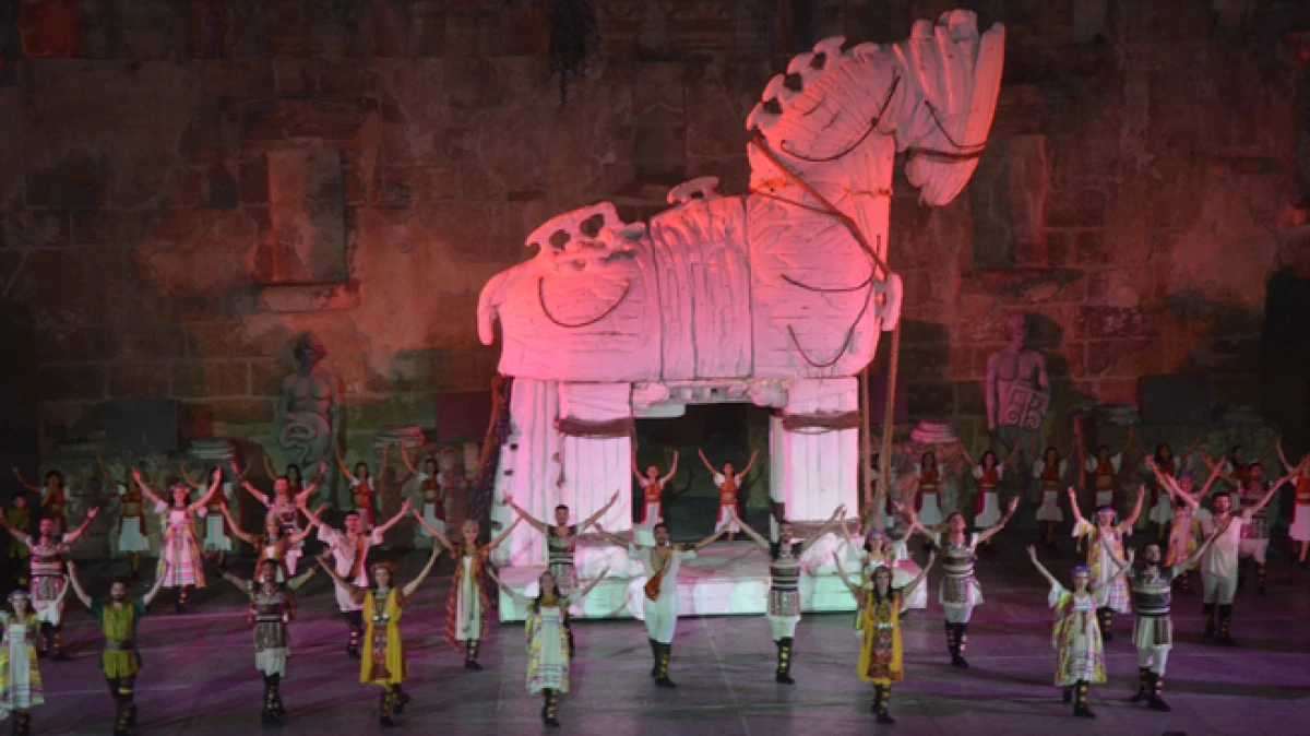 4 kişilik aile,  Aspendos'ta 'Troya' g&ouml;sterisinde aynı sahneyi paylaştı