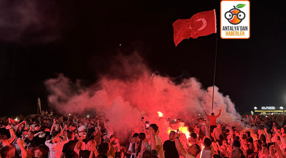   A Milli Takım'ın Avusturya galibiyeti Antalya sokaklarını şenlik alanına döndürdü   