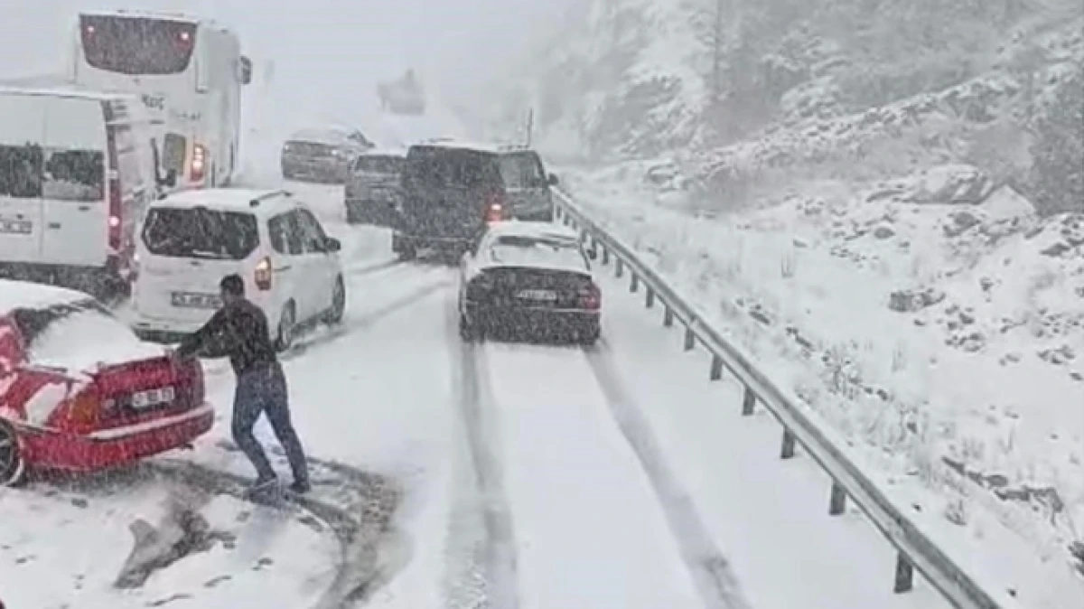 Alacabel'de nisan ayında kar s&uuml;rprizi, s&uuml;r&uuml;c&uuml;ler zor anlar yaşadı 