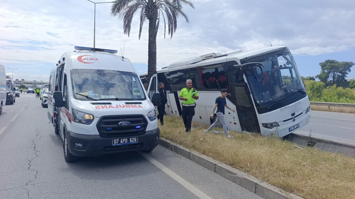 Alanya &ndash; Antalya karayolunda yolcu otob&uuml;s&uuml; ref&uuml;je &ccedil;ıktı: 1 yaralı   