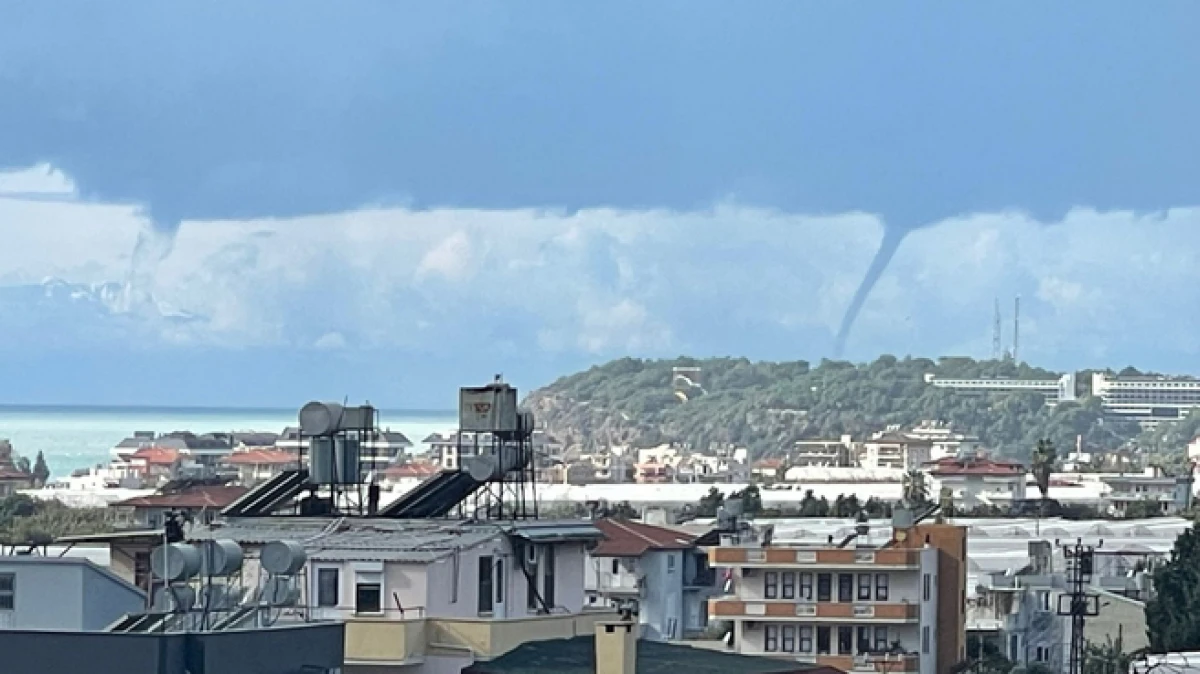 Alanya'da denizde oluşan hortum kamerada 