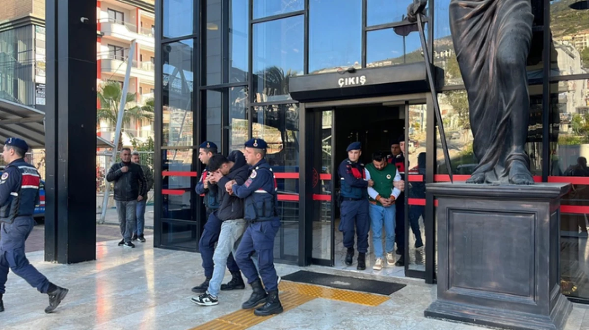 Alanya'da g&ouml;revli polislerin &uuml;zerine motosiklet s&uuml;r&uuml;p, sosyal medyada paylaştılar: 2 tutuklama