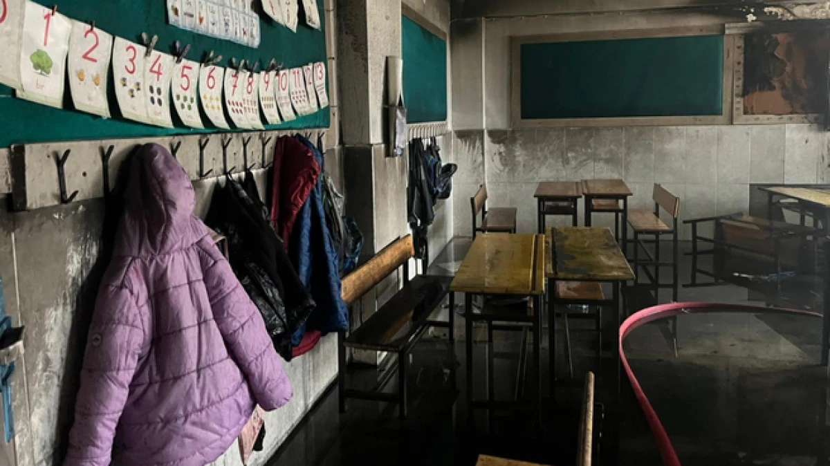 Alanya'da ilkokul sınıfının klima &uuml;nitesinde &ccedil;ıkan yangın korkuttu 