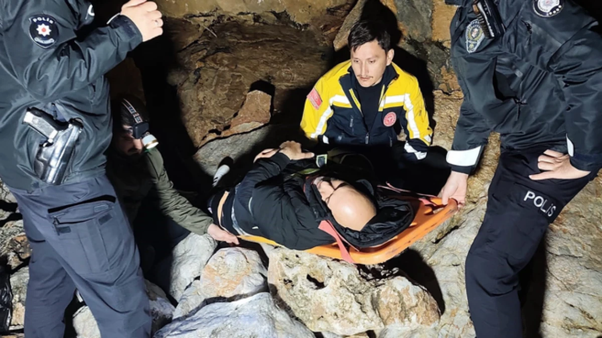 Alanya'da kayalıklardan d&uuml;şen şahsı, itfaiye ve AFAD ekibi kurtardı   