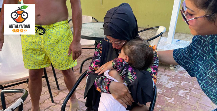 Alanya’da kaybolan kızına kavuşan anne, gözyaşlarına boğuldu 