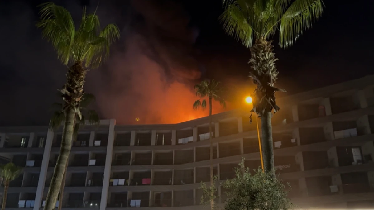 Alanya&rsquo;da otel &ccedil;atısında yangın