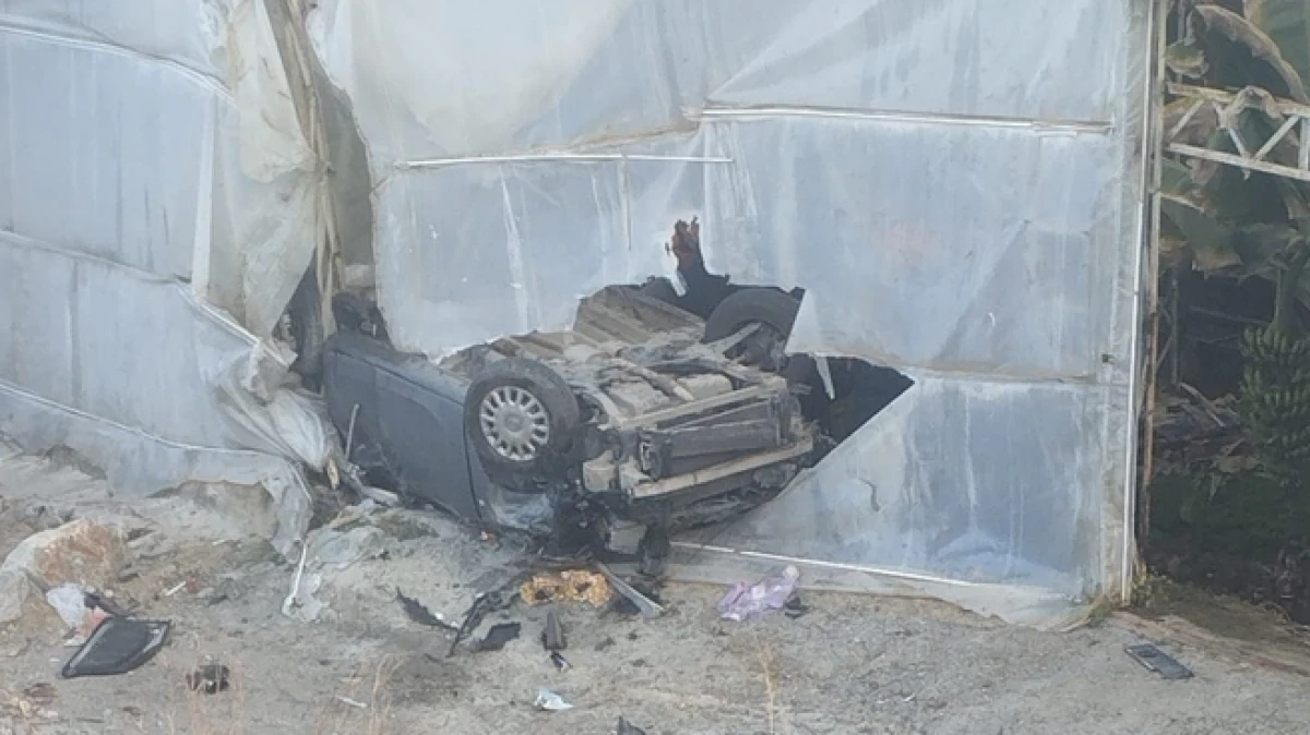 Alanya'da otomobil muz serasına devrildi: 1 &ouml;l&uuml;, 1 yaralı   