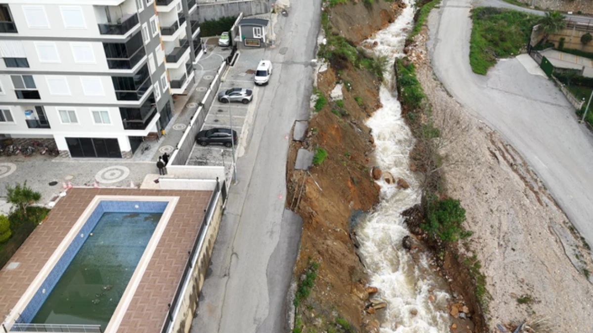 Alanya'da şiddetli yağış sonrası heyelan oluştu, yol &ccedil;&ouml;kt&uuml; 
