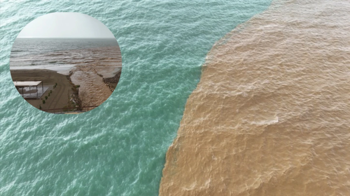 Alanya'da toz taşınımı ve sağanak yağış denizin rengini değiştirdi   