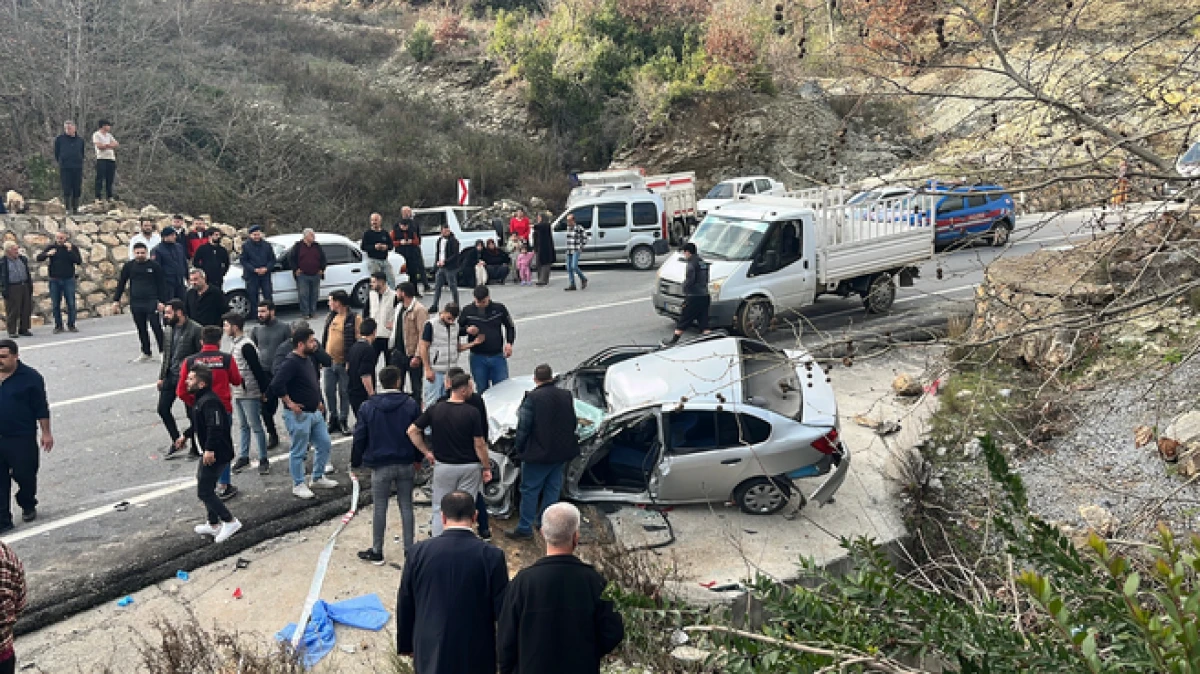 Alanya&rsquo;da virajı alamayan kamyon 2 otomobili bi&ccedil;ti: 1 &ouml;l&uuml;, 3 yaralı 