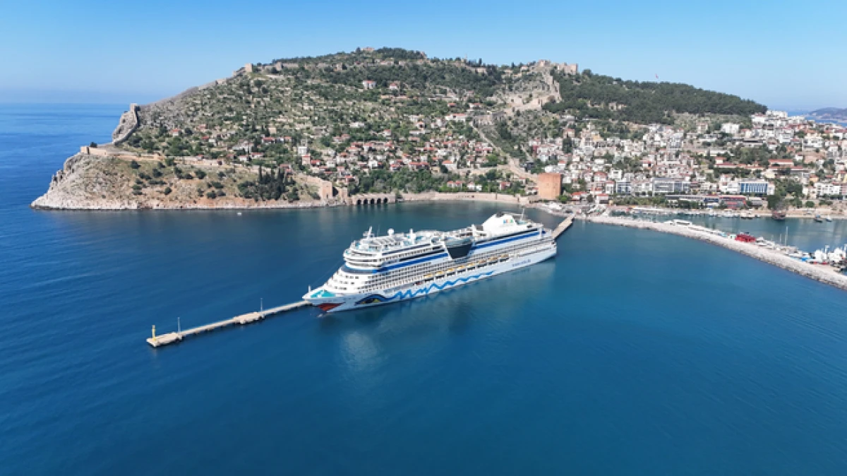 Alanya'ya l&uuml;ks kruvaziyer ile 2 bin turist geldi 