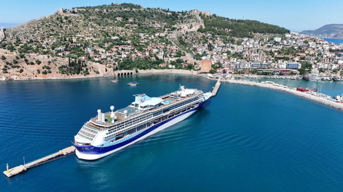 Alanya'ya l&uuml;ks kruvaziyer ile bin 767 turist geldi 