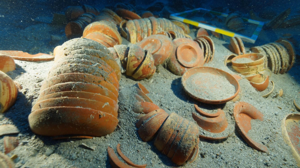 Antalya Adrasan a&ccedil;ıklarında 2 bin 100 yıllık sofra takımı &ccedil;ıktı