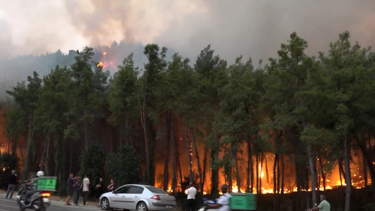 Antalya Aksu yangını 3'&uuml;nc&uuml; g&uuml;n&uuml;nde dumandan etkilenen bir kişi hayatını kaybetti