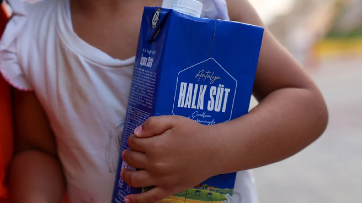 Antalya B&uuml;y&uuml;kşehir&rsquo;den &ccedil;ocuklara 773 bin 400 litre s&uuml;t desteği 