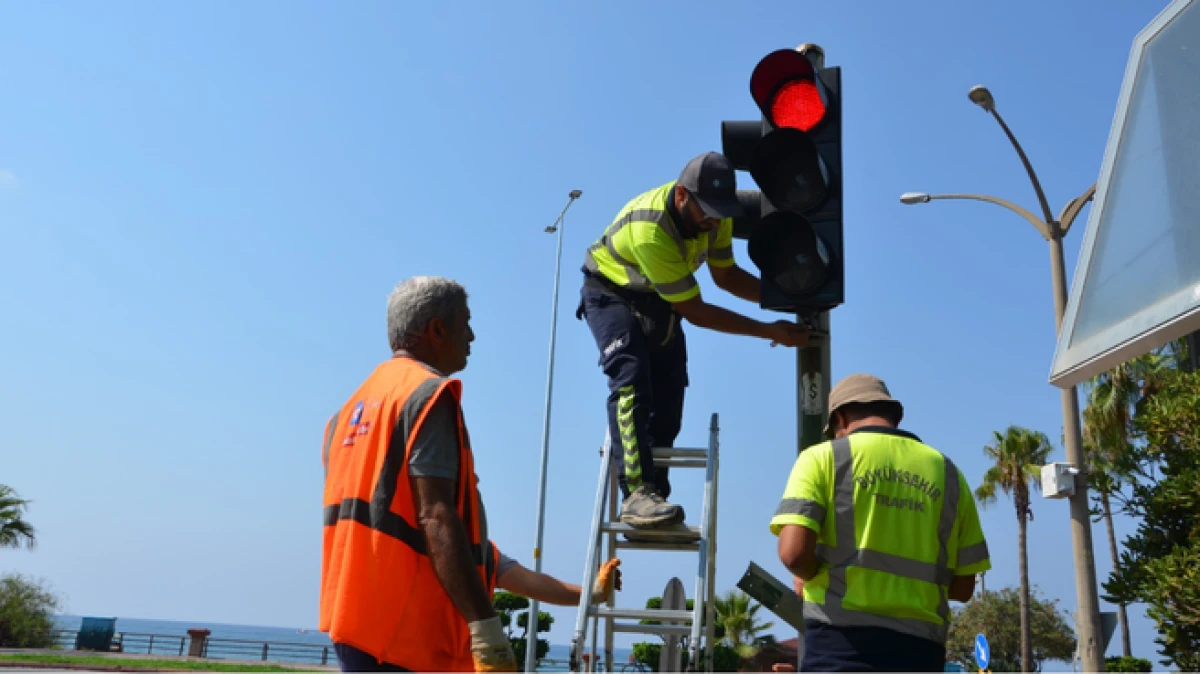 Antalya genelinde 1347 trafik işaret levhası ile 57 sinyalize kavşak yenilendi