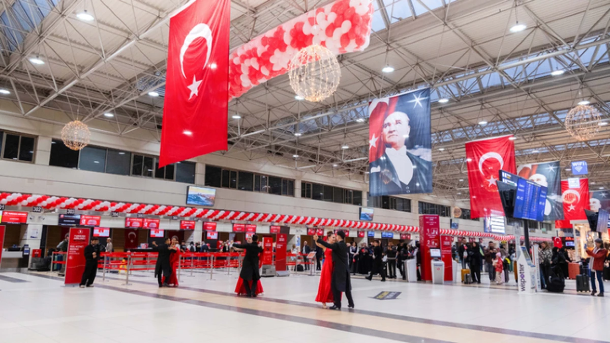 Antalya Havalimanı'nda 29 Ekim Cumhuriyet Bayramı b&uuml;y&uuml;k bir coşkuyla kutlandı