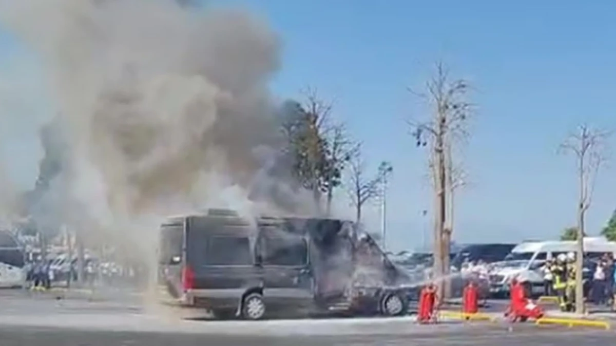 Antalya Havalimanı’nda park halindeki minibüs alevlere teslim oldu   