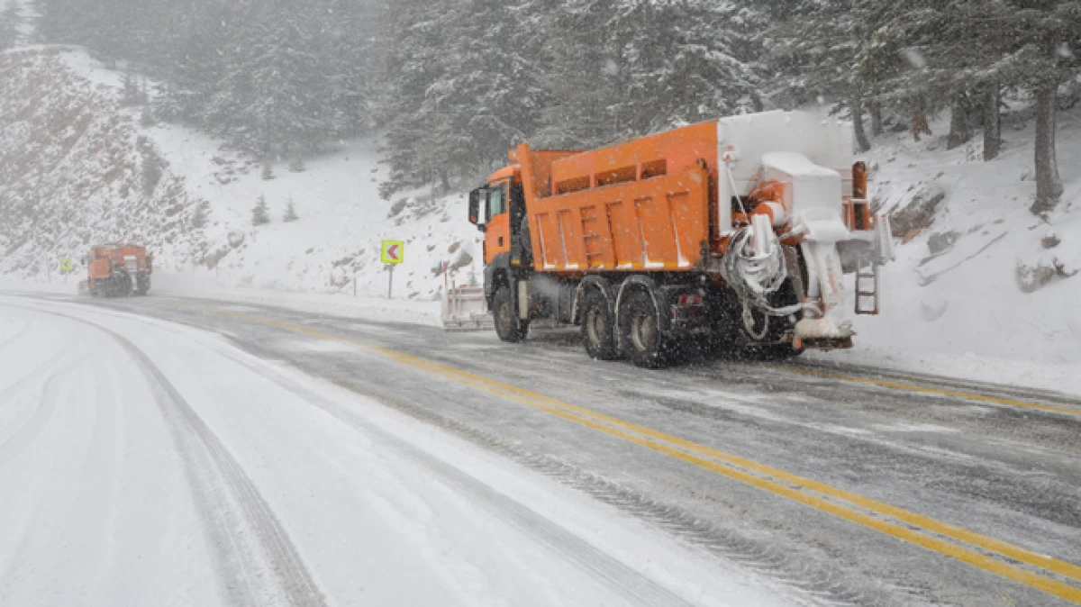 Antalya-Konya karayolunda kar etkisini s&uuml;rd&uuml;r&uuml;yor   