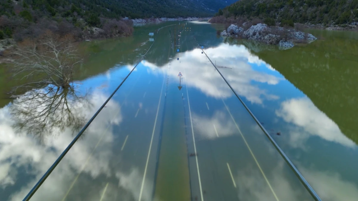 Antalya- Konya yolu g&ouml;le d&ouml;nd&uuml;, ulaşıma kapandı