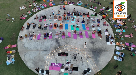 Antalya' Konyaaltı sahilinde yoga yaptılar 