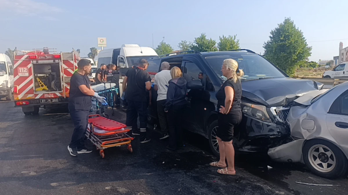 Antalya Manavgat&rsquo;ta 6 ara&ccedil; birbirine girdi: 17 yaralı