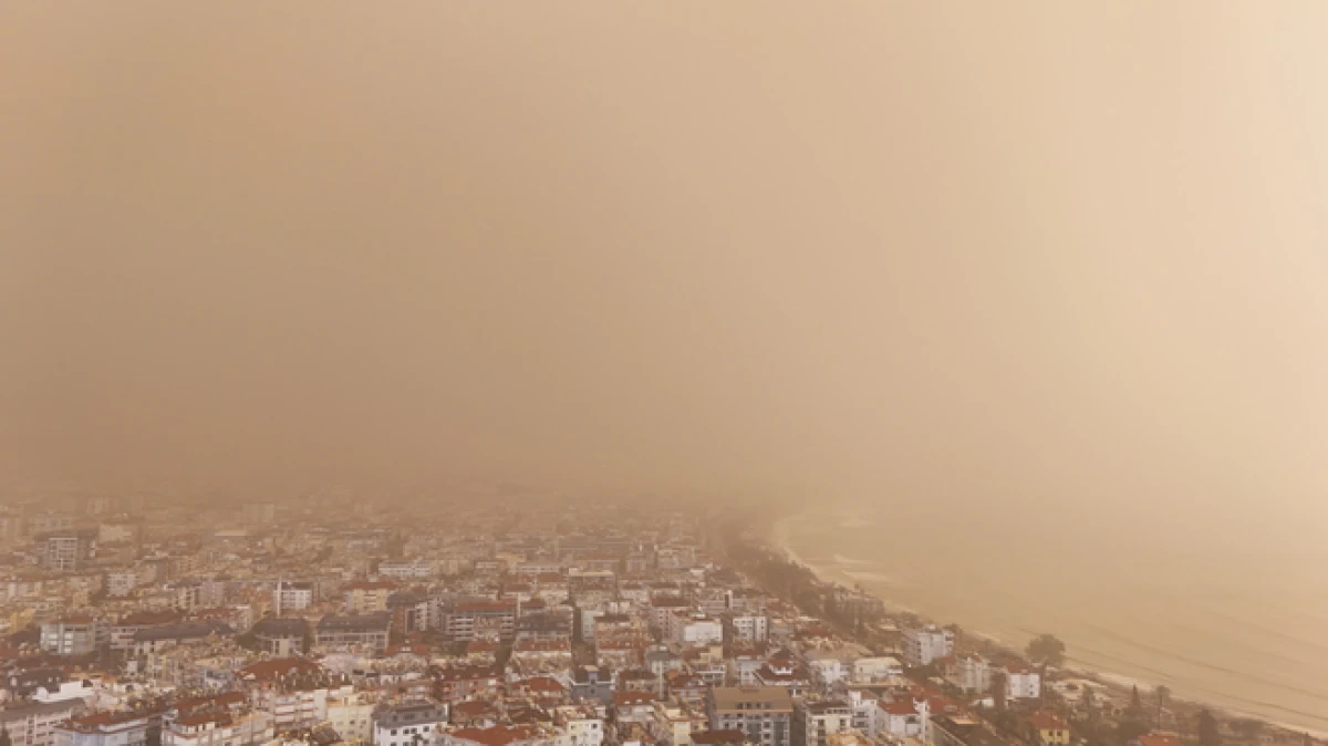 Antalya semaları kahverengiye b&uuml;r&uuml;nd&uuml;, Sahra &Ccedil;&ouml;l&uuml; &uuml;zerinden gelen toz taşınımı &ccedil;amur olup yağdı 