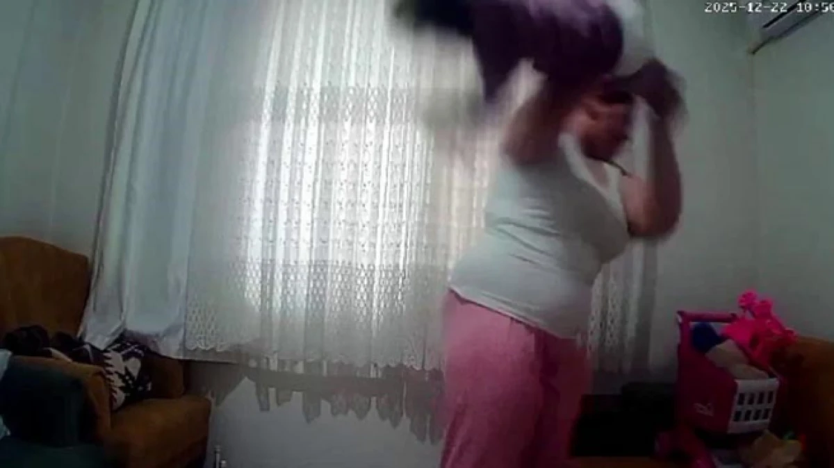 Antalya'da 1 yaşındaki bebeğe anne şiddeti g&uuml;venlik kamerasıyla ortaya &ccedil;ıktı 