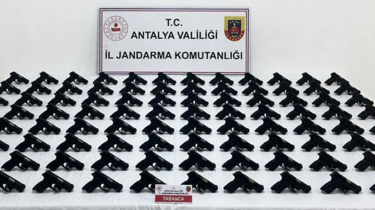 Antalya'da 100 adet ruhsatsız tabanca ele ge&ccedil;irildi   