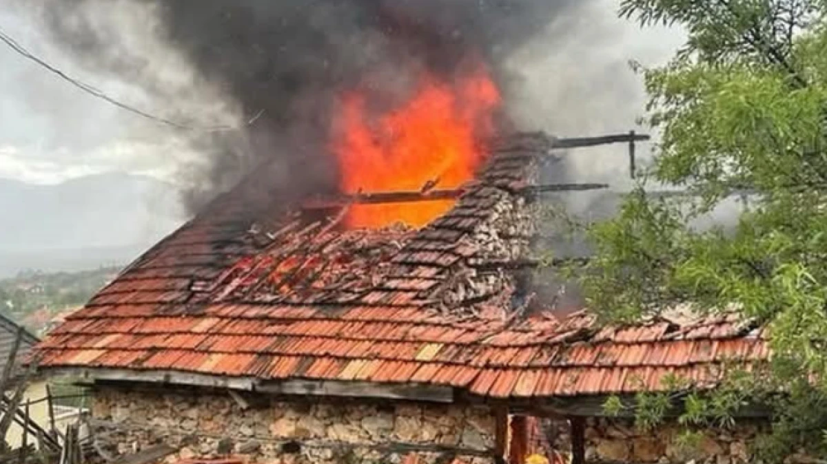 Antalya'da 110 yıllık d&uuml;ğmeli ev yangında k&uuml;le d&ouml;nd&uuml;   