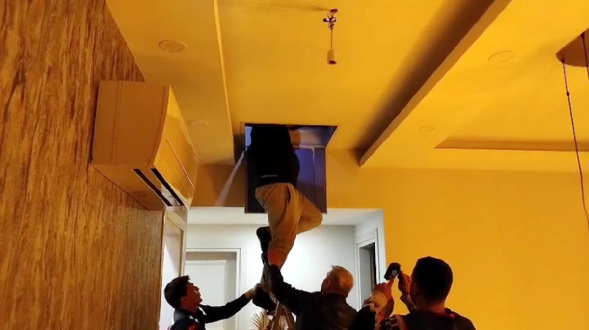 Antalya&rsquo;da 19 yıl hapisle aranan h&uuml;k&uuml;ml&uuml; saklandığı tavan arasında yakalandı