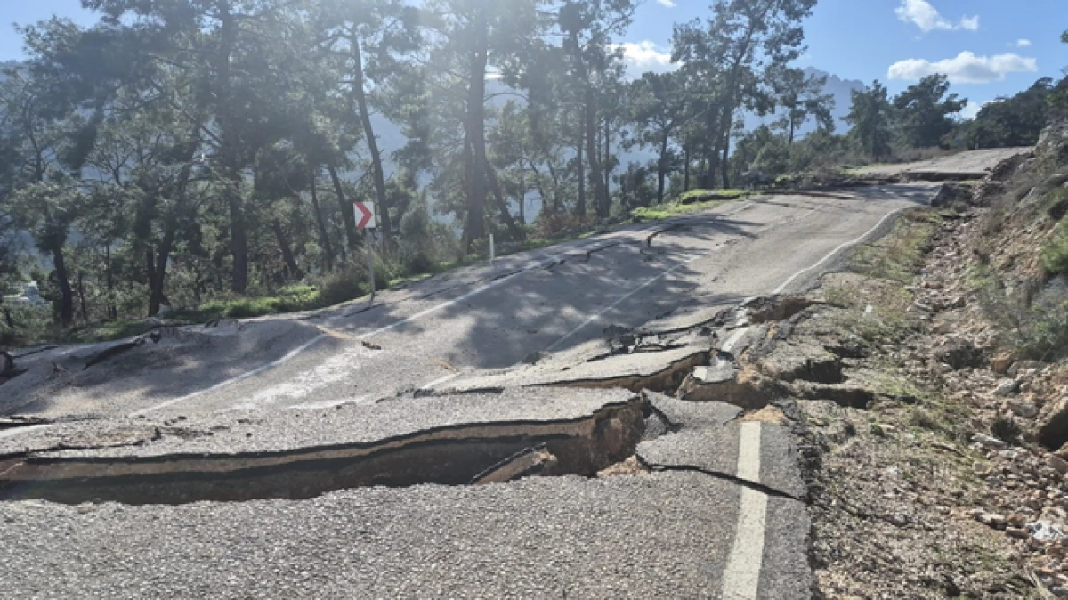 Antalya'da 3 mahallenin ulaşımını sağlayan yol &ccedil;&ouml;kt&uuml;   