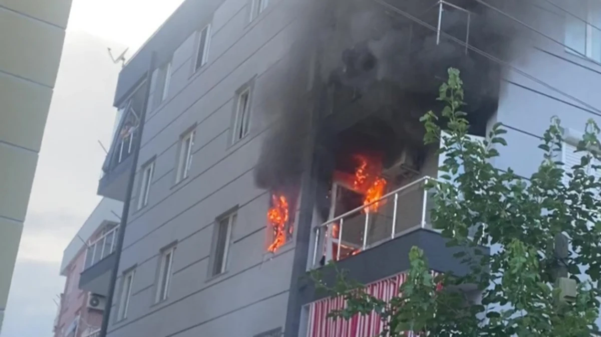 Antalya&rsquo;da 4 katlı binada yangın; mahsur kalan 2 kişi itfaiye ekipleri tarafından kurtarıldı
