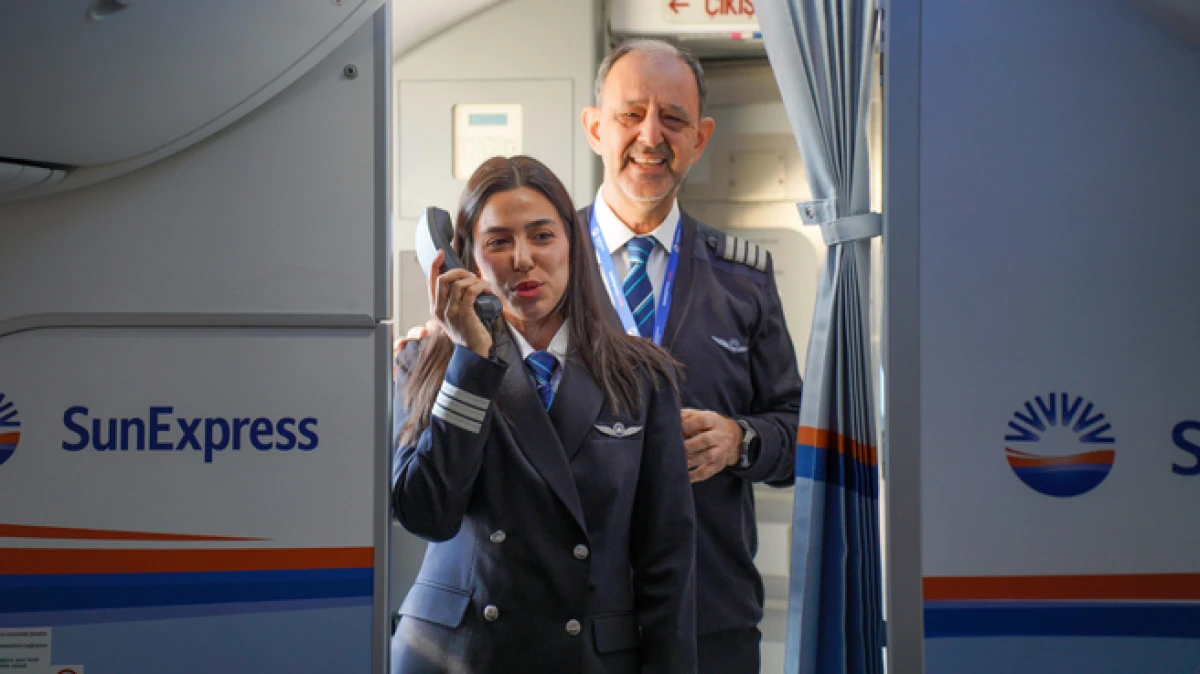 Antalya&rsquo;da 42 yıllık kaptan pilot son u&ccedil;uşunu kızıyla yaptı 