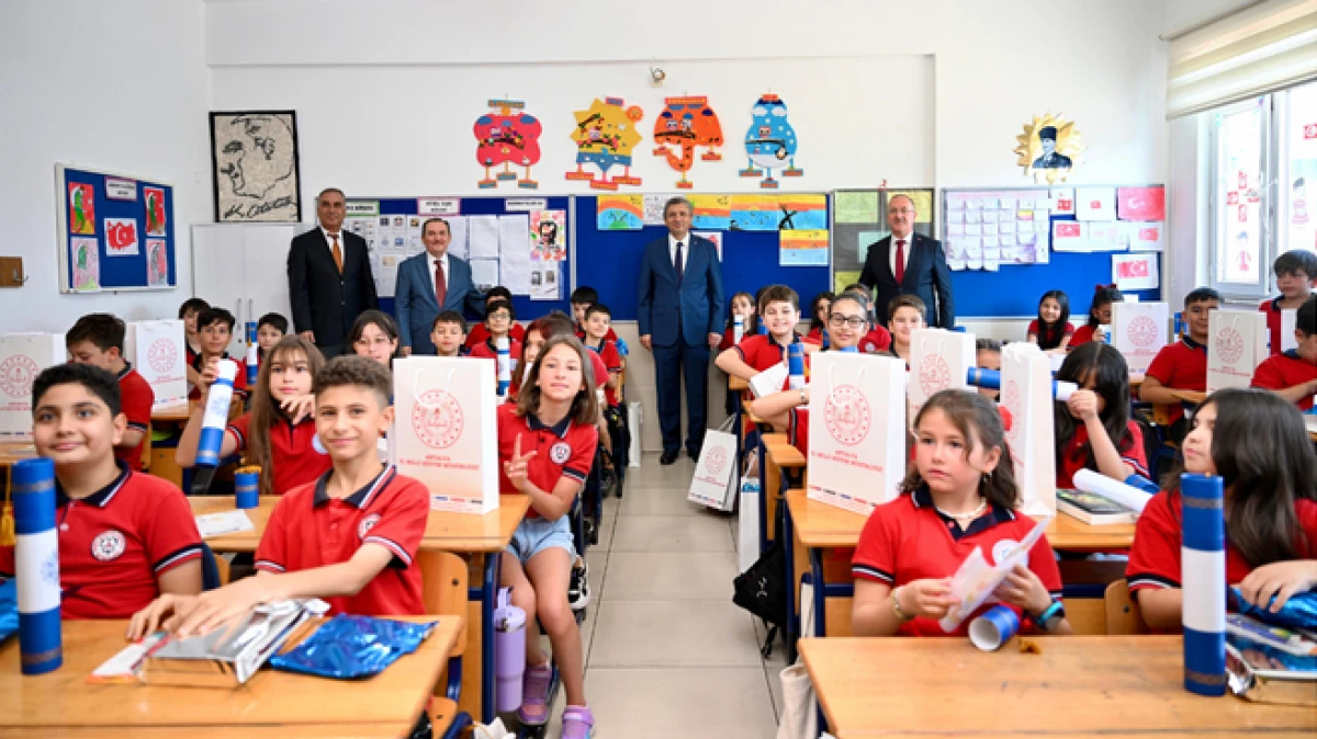 Antalya&rsquo;da 484 Bin 576 &ouml;ğrenci karne heyecanı yaşadı