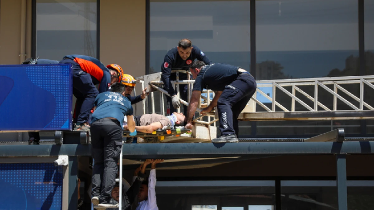Antalya&rsquo;da 4'&uuml;nc&uuml; kattan tentenin &uuml;zerine d&uuml;ş&uuml;p yaralandı