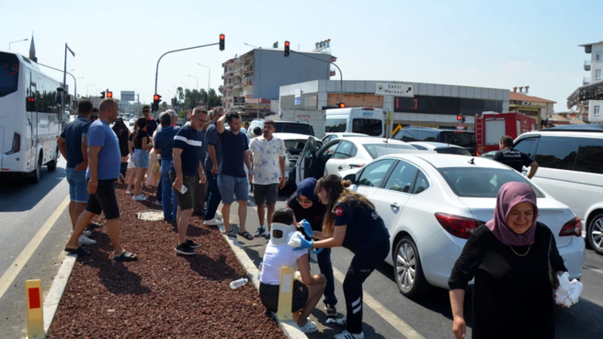 Antalya'da 5 aracın karıştığı kaza; 6 yaralı