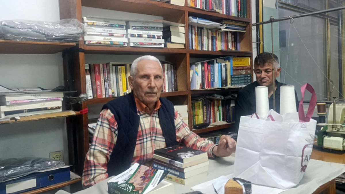 Antalya&rsquo;da 70 yıllık terzi iş yerini k&uuml;t&uuml;phaneye &ccedil;evirdi 