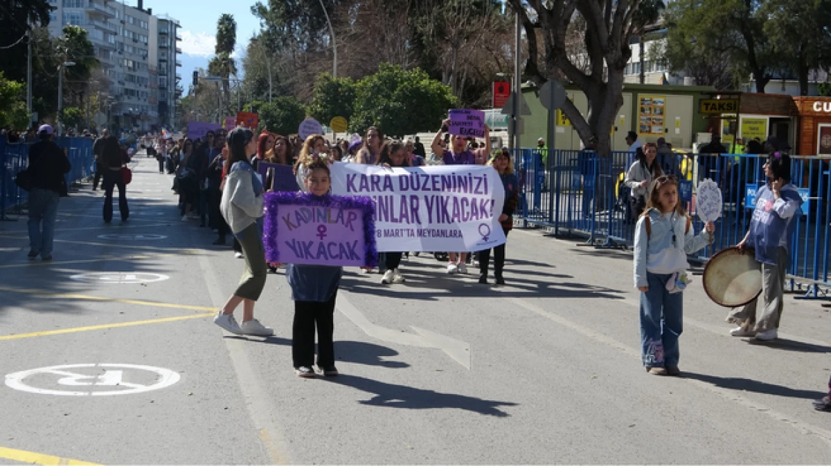 Antalya'da 8 Mart D&uuml;nya Kadınlar G&uuml;n&uuml; y&uuml;r&uuml;y&uuml;ş&uuml;   