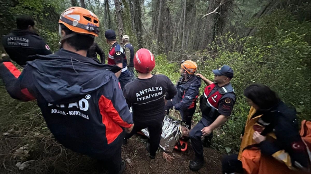 Antalya'da 80 metrelik u&ccedil;uruma yuvarlanan adam yaralı olarak kurtarıldı 