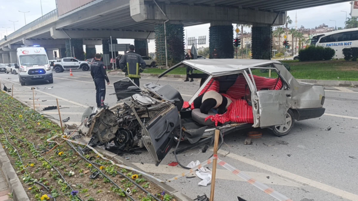 Antalya&rsquo;da ambulansa yol verme kazasında ortalık savaş alanına d&ouml;nd&uuml;
