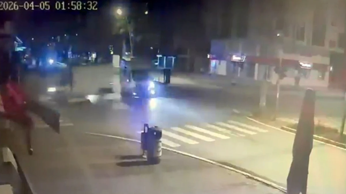 Antalya&rsquo;da ambulansla minib&uuml;s &ccedil;arpıştı: 2 yaralı